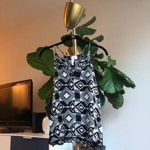 Black and White Alga Tribal Tank